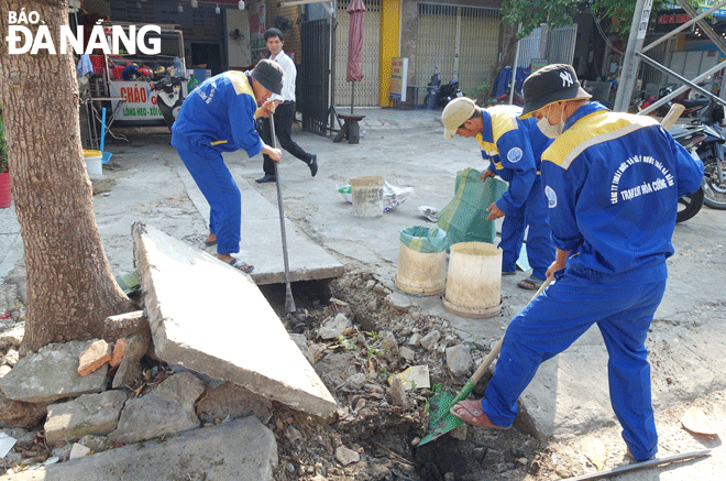 Các sở, ngành, địa phương đề xuất nhiều giải pháp nhằm tháo gỡ vướng mắc, tạo điều kiện để các đơn vị, địa phương hoàn thành nhiệm vụ quản lý Nhà nước trên các lĩnh vực.  Trong ảnh: Công nhân khơi thông cống, rãnh trên đường Lê Thanh Nghị. Ảnh: H.HIỆP