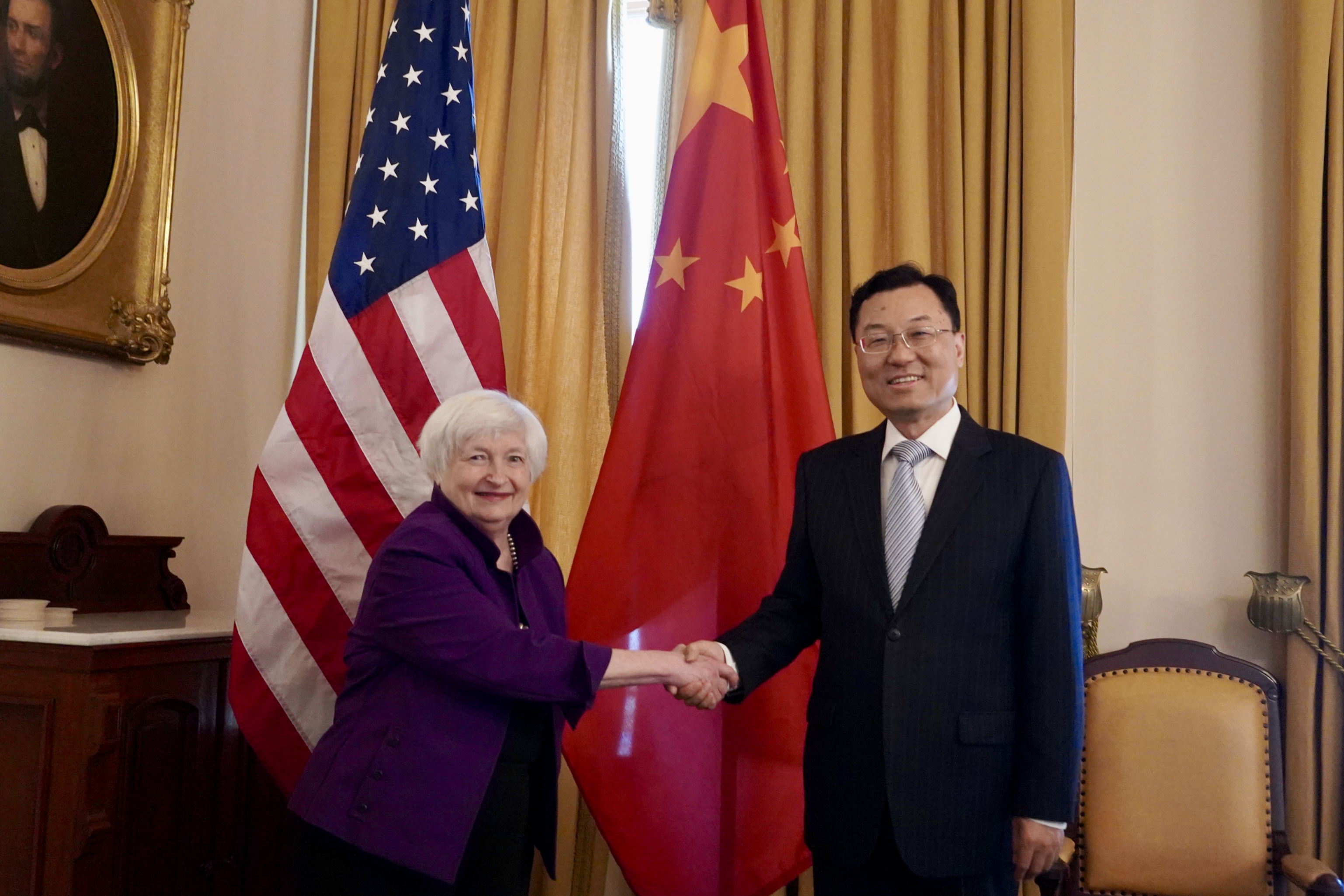 Đại sứ Trung Quốc tại Mỹ Tạ Phong (bên phải) gặp Bộ trưởng Tài chính Mỹ Janet Yellen tại Mỹ ngày 3-7, trước chuyến thăm Trung Quốc của bà Yellen. Ảnh: CGTN