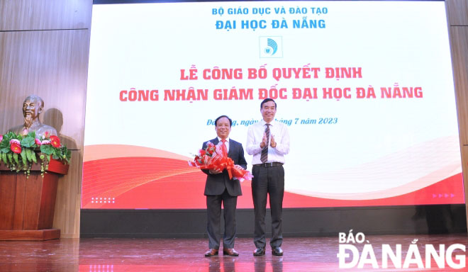 Chủ tịch UBND thành phố Lê Trung Chinh tặng hoa chúc mừng PGS.TS Nguyễn Ngọc Vũ. Ảnh: NGỌC HÀ.