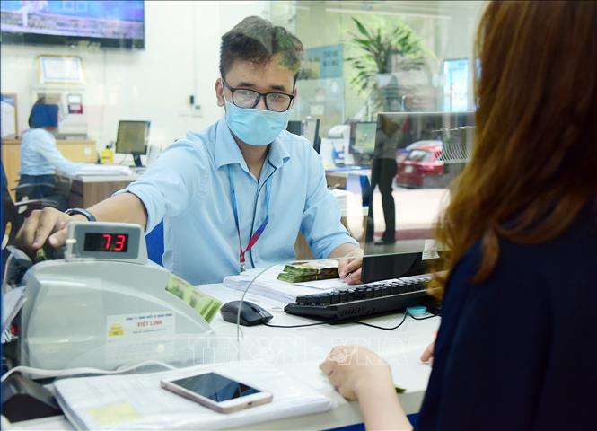 Khách hàng giao dịch tại VietinBank Chi nhánh Hà Nội. Ảnh tư liệu: Trần Việt/TTXVN