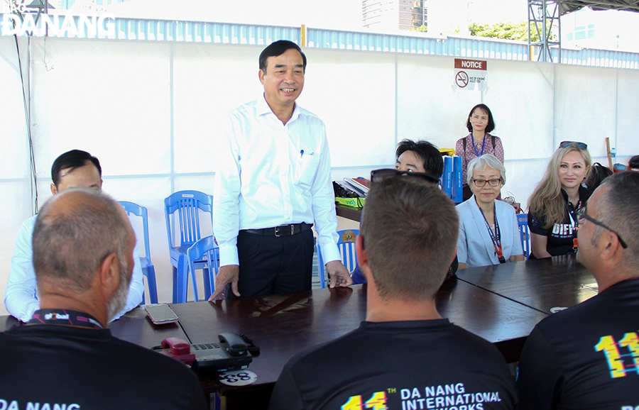 Chairman of the Da Nang People's Committee Le Trung Chinh (standing) congratulated the two fireworks teams from France and Italy for winning tickets to the final.