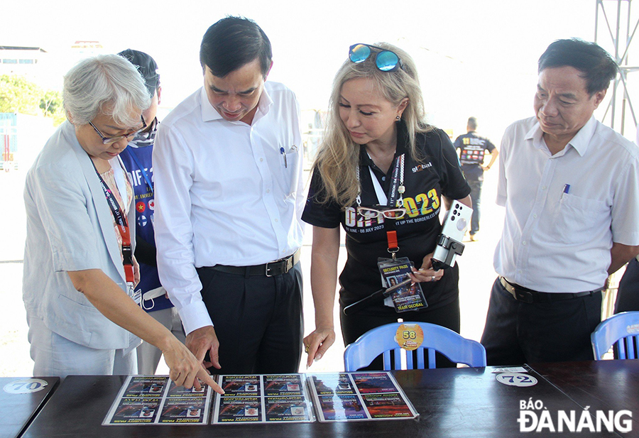 Mrs. Nadia Wong Abdullah (3rd, left) Director of the Global 2000 Fireworks Consulting Company, introducing members of the French and Italian teams to Chairman of the Da Nang People's Committee Le Trung Chinh (2nd, left)