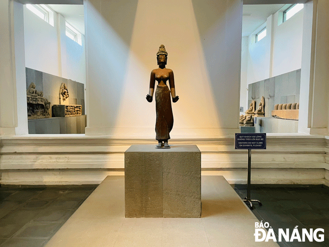 Phiên bản tượng bồ tát Tara/ Laksmindra Lokesvara chất liệu đồng, có niên đại cuối thế kỷ IX-X, được công nhận bảo vật quốc gia năm 2012 và được trưng bày tại vị trí trang trọng tại Bảo tàng Điêu khắc Chăm. Ảnh: TƯỜNG VY