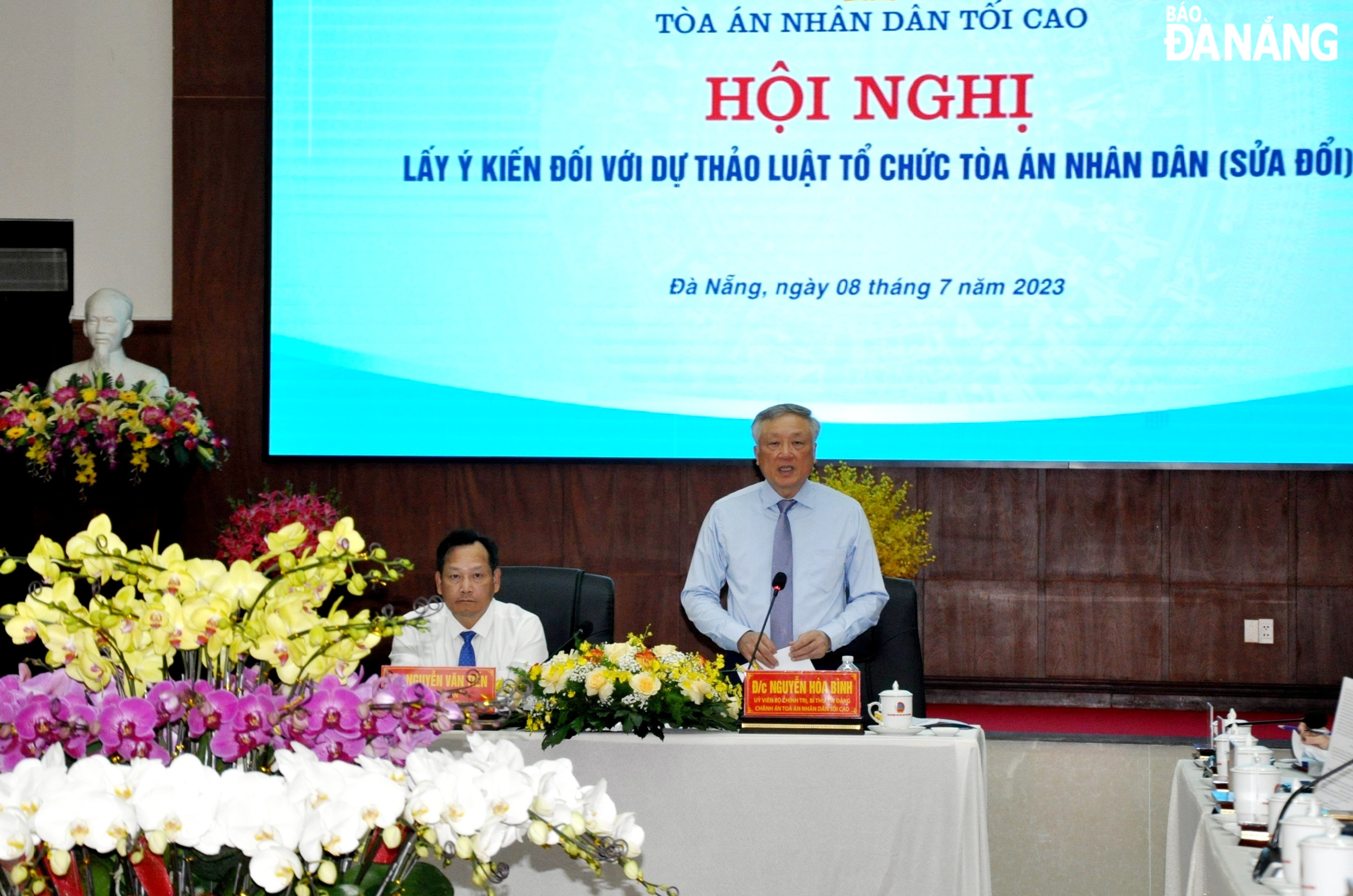 Chánh án TAND tối cao Nguyễn Hòa Bình (phải) phát biểu khai mạc hội nghị. Ảnh: LÊ HÙNG