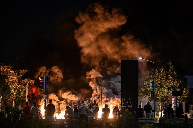 Người biểu tình đốt phá trên đường phố ở Bordeaux, Pháp ngày 29-6-2023. Ảnh: AFP/TTXVN