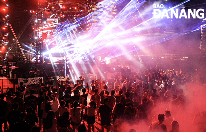 Spectacular stage at the Da Nang Electronic Carnival (DEC)