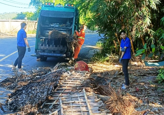 Các lực lượng thu gom được hơn 20m3 rác trong ngày đầu tiên, sẽ tiếp tục dọn vệ sinh, thu gom rác tại bán đảo Sơn Trà trong ngày 9-7 và những ngày tiếp theo. Ảnh: HOÀNG HIỆP