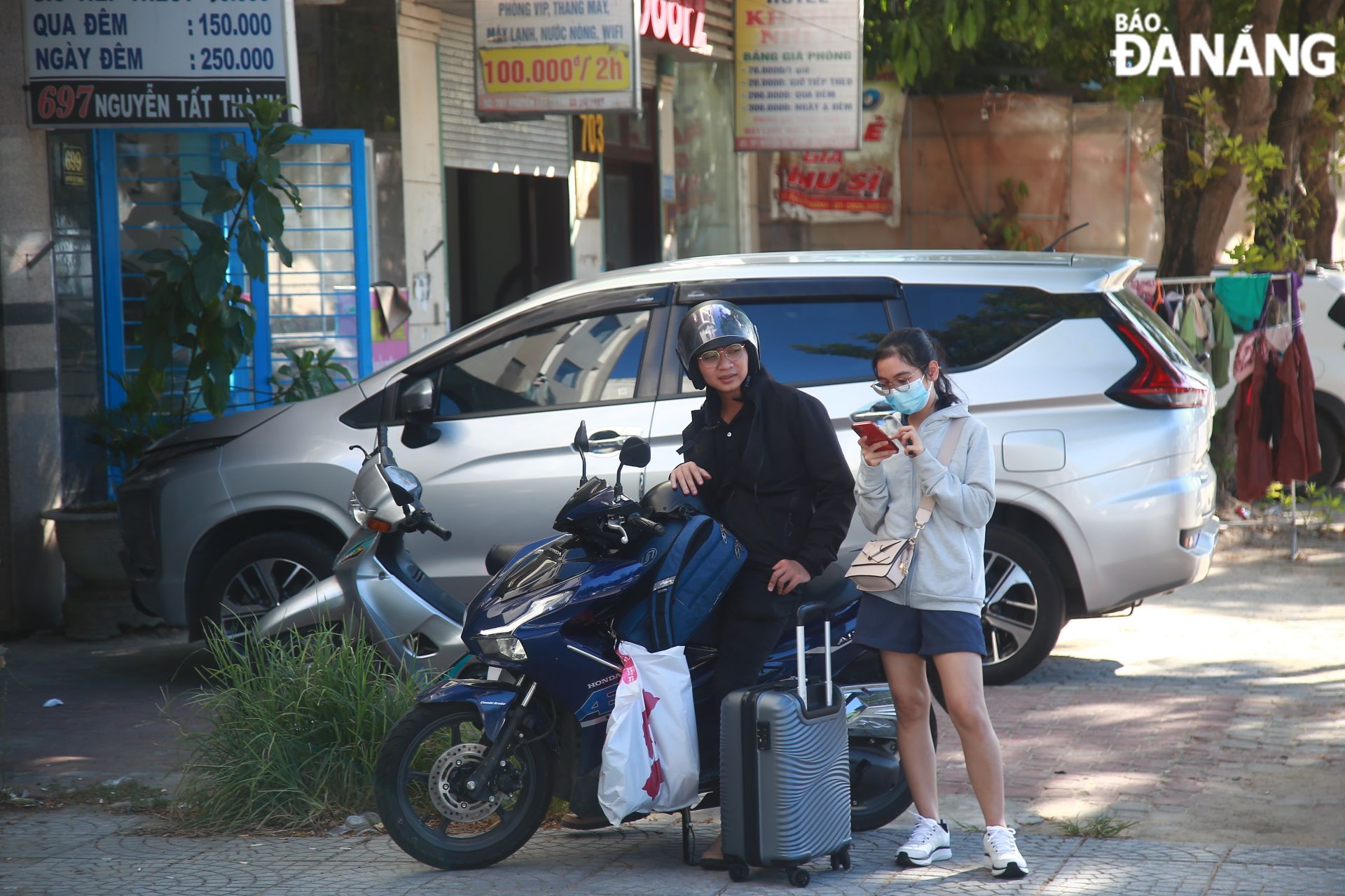 Khách du lịch đang tìm phòng khi ứng dụng đặt phòng trực tuyến hiển thị phòng còn nhưng khi tới trực tiếp lại được thông báo hết phòng.