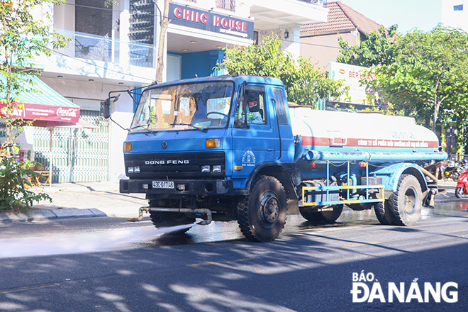 Vì thời tiết quá nóng nên các đơn vị liên quan đã triển khai các công tác làm mát, làm sạch đường.