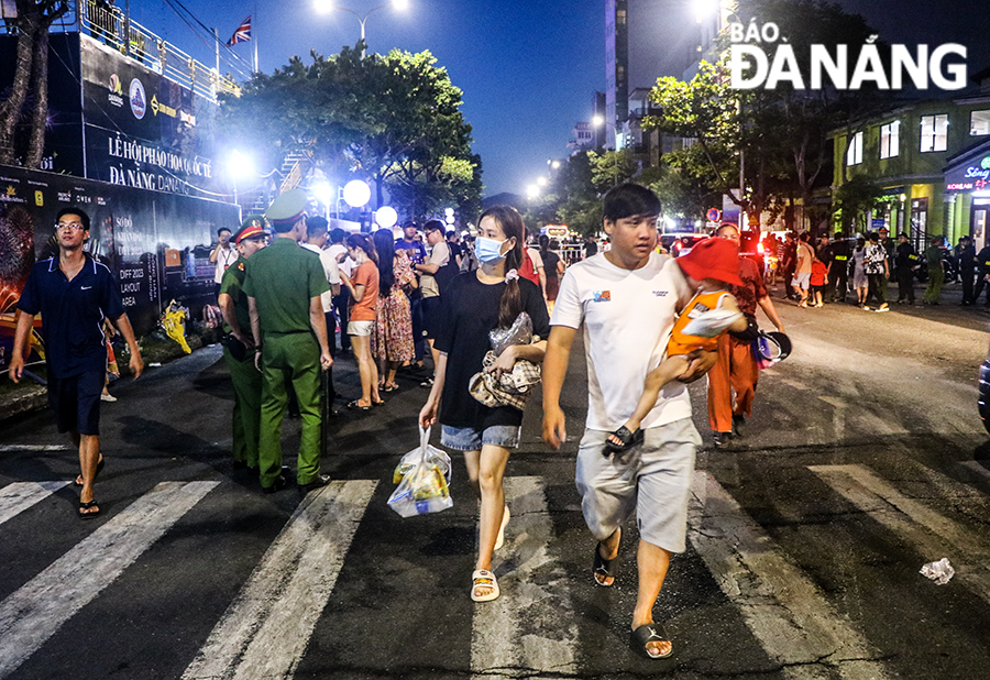 Families with young children go early to find a good location to admire the performances of the two teams.