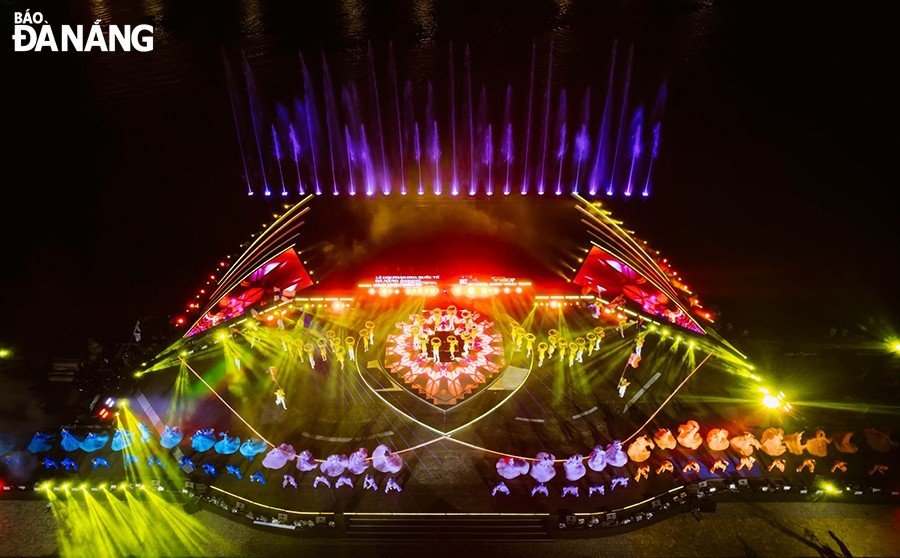 Unique and attractive cultural programme with the participation of domestic singer Van Mai Huong and the city's dance troupe.