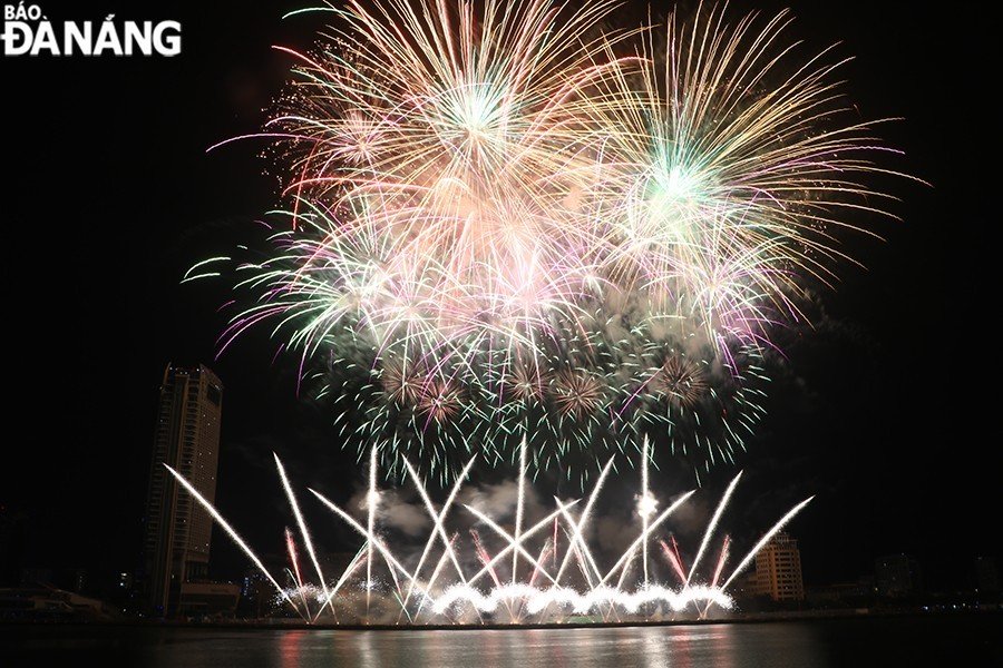 The French fireworks team mesmerizes the audience on both banks of the iconic Han River with a colourful fireworks display.