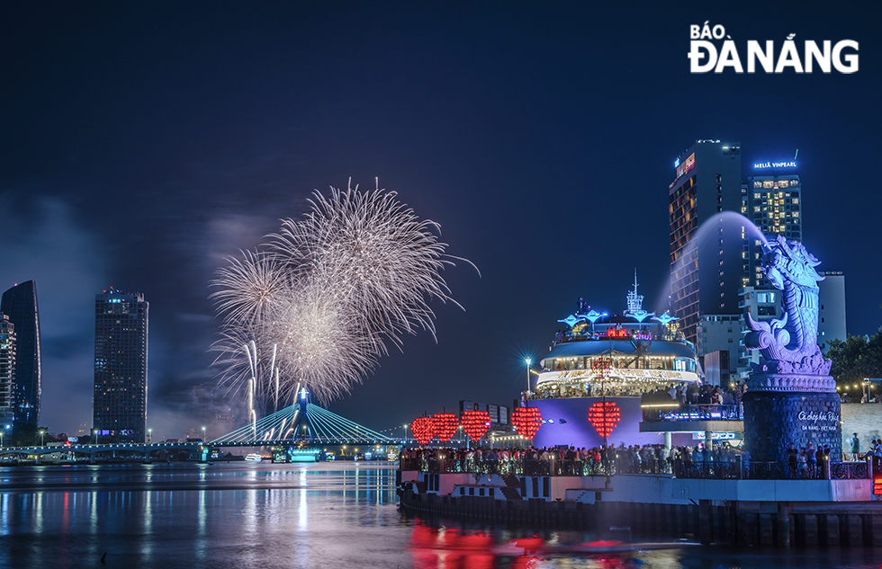 The Han River appears with all kinds of colors and sounds in the finale of DIFF 2023. Photo: Tran Ngoc Tien