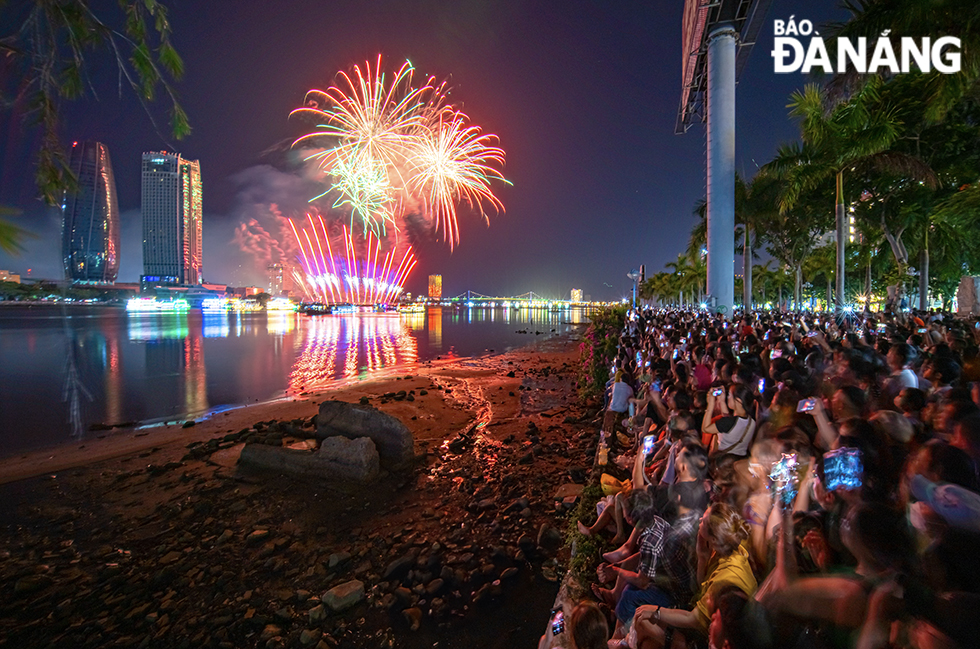 Tens of thousands of residents and tourists are present on the both banks of the Han River to witness the last moment of DIFF 2023. Photo: HUYNH VAN TRUYEN