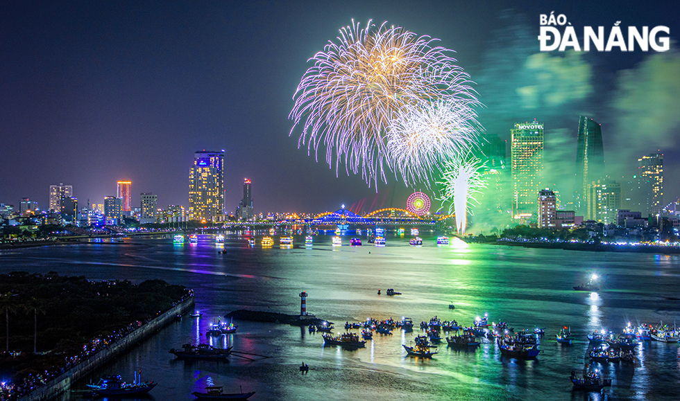 Viewed from the mouth of the Han River, Da Nang is like wearing a new, splendid, shimmering colourful coat with the performances of the Italian and French teams. Photo: Pham Toan