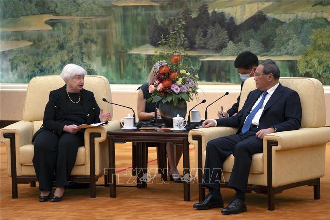 Thủ tướng Trung Quốc Lý Cường (phải) trong cuộc gặp Bộ trưởng Tài chính Mỹ Janet Yellen tại Bắc Kinh, ngày 7-7-2023. Ảnh: AFP/TTXVN