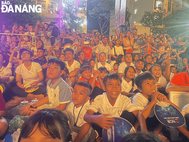 Highlands children show their emotions when they see fireworks for the first time