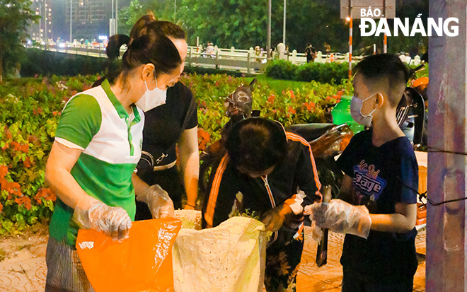 Young members of the Da Nang Garbage Lovers' Association collecting garbage to clean streets