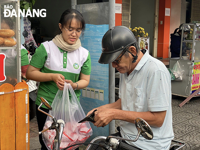 Members of the Garbage Lovers' Association actively involved in selling vegetarian bread at 526 Nui Thanh Street, Hai Chau District to raise funds for their activities.