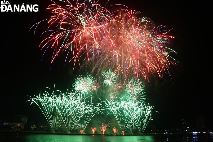 The French fireworks team shows the audience that they are worthy opponents of the DIFF 2023 trophy.