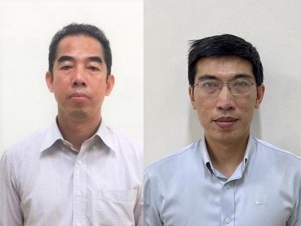 Bị can Tô Anh Dũng - Nguyên Thứ trưởng Bộ Ngoại giao (trái) và bị can Nguyễn Quang Linh - nguyên Trợ lý Phó Thủ tướng Thường trực Chính phủ. (Nguồn: Vietnam+)