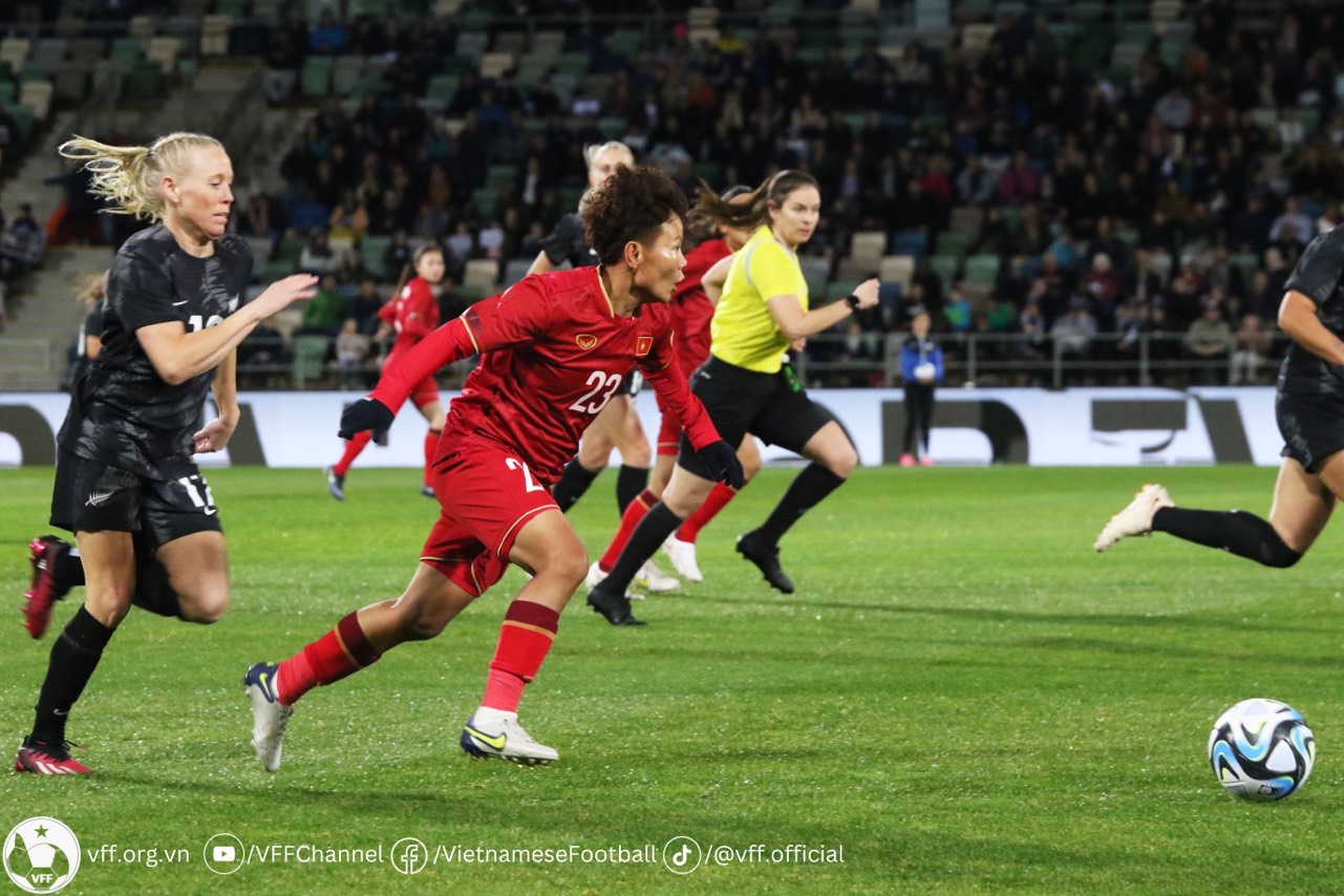 Đội tuyển nữ Việt Nam (áo đỏ) thua 0-2 trong trận giao hữu với đội tuyển nữ New Zealand. Ảnh: VFF