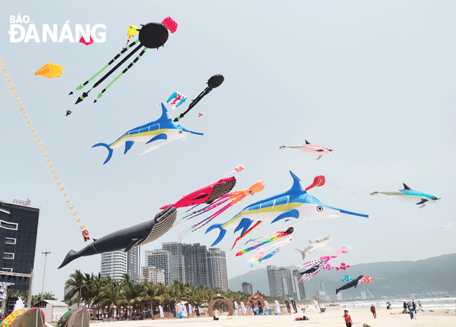 The Art Kite Festival in Da Nang on the occasion of April 30 and May 1. Photo: THU HA