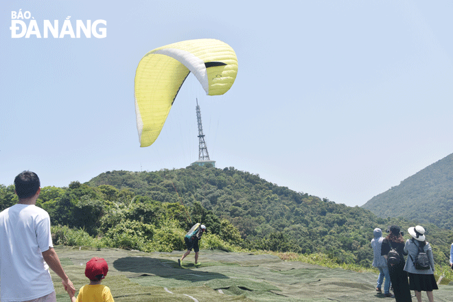 After DIFF 2023, Da Nang continues to organise an array of attractive events and festivals to lure more visitors to the city. IN THE PHOTO: The paragliding race at the Ban Co Peak on the occasion of April 30 and May 1. Photo: T.H