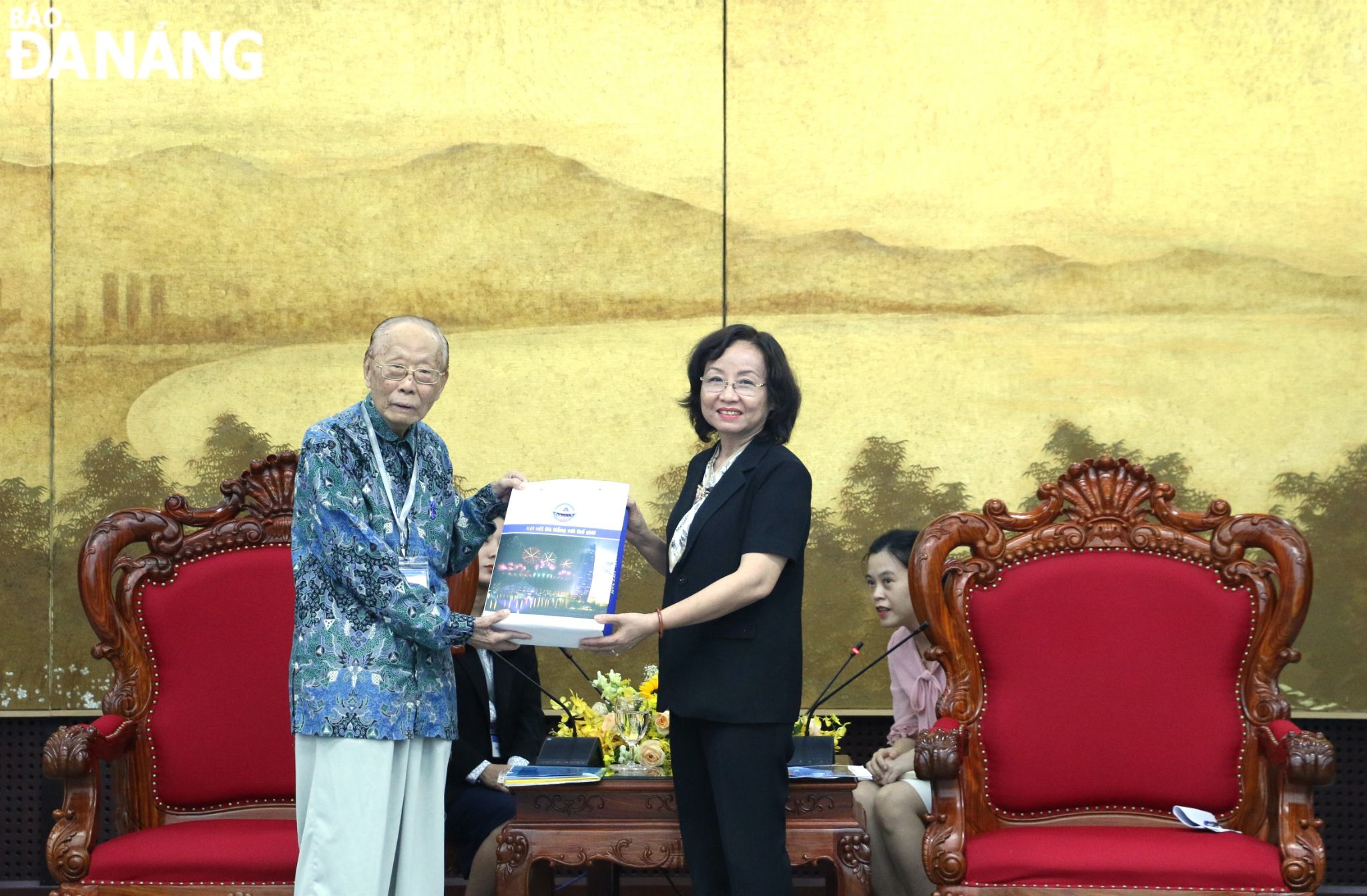 Vice Chairwoman of the Da Nang People's Committee Ngo Thi Kim Yen (right) presenting a souvenir to the Honourary President of ARTDO International Thomas Chee. Photo: T.PHUONG