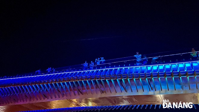 The bridge is installed with colourful lights that looks very eye-catching.