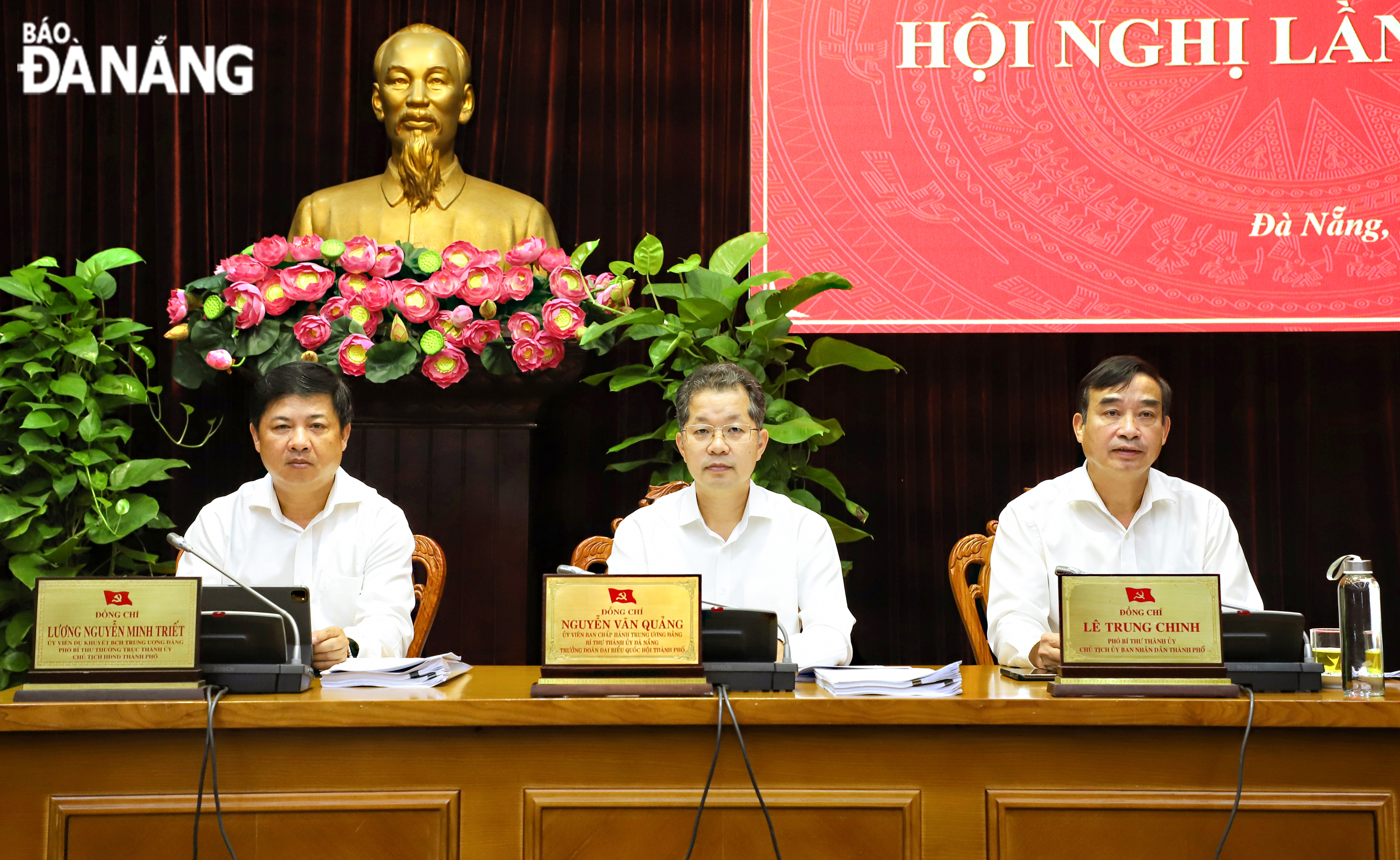 Bí thư Thành ủy Nguyễn Văn Quảng (giữa), Phó Bí thư Thường trực Thành ủy Lương Nguyễn Minh Triết (bên trái) và Chủ tịch UBND thành phố Lê Trung Chinh đồng chủ trì hội nghị. Ảnh NGỌC PHÚ