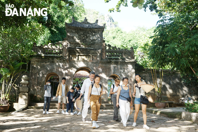 The Prime Minister's decision approving the Marble Mountains landscape planning is an important legal basis for Da Nang to manage, protect and promote the value of the special national relic. IN PHOTO: Foreign tourists at the Marble Mountains. Photo: X.D