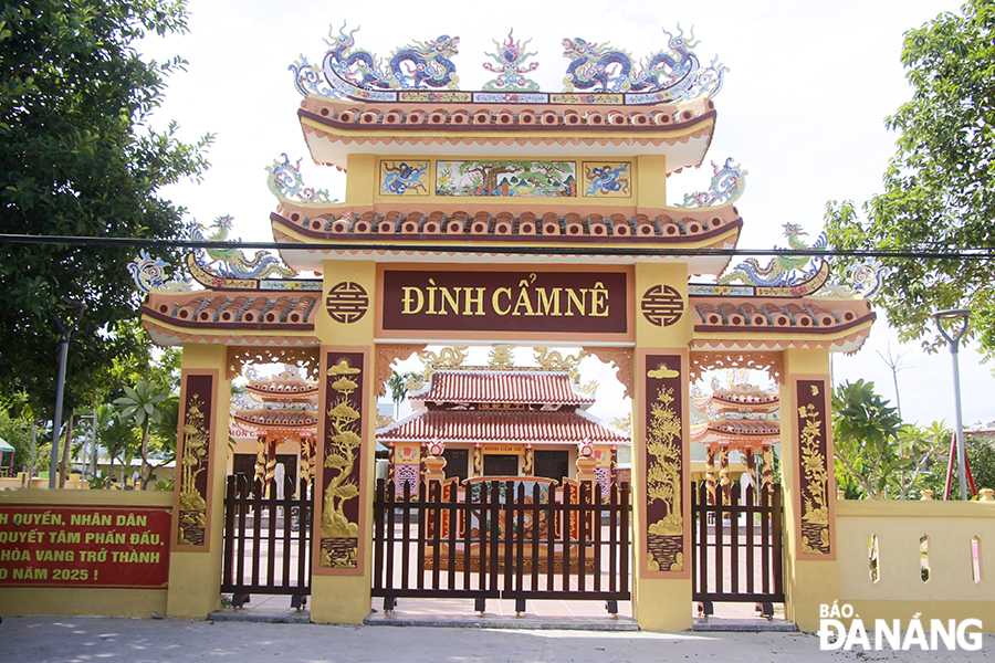 The Cam Ne village communal house is located on a nearly 1,600m2 land in the center of Cam Ne Village, facing south with architectural units such as communal gate, stele houses on both sides and temple.