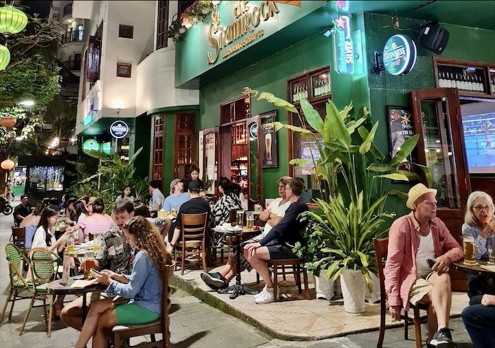At An Thuong tourist quarter, both Da Nang dwellers and tourists have the opportunity to explore and experience shopping along beautiful and modern streets.
