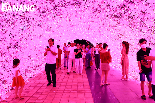 Visitors pose for souvenir photos at the event. Photo: X.D