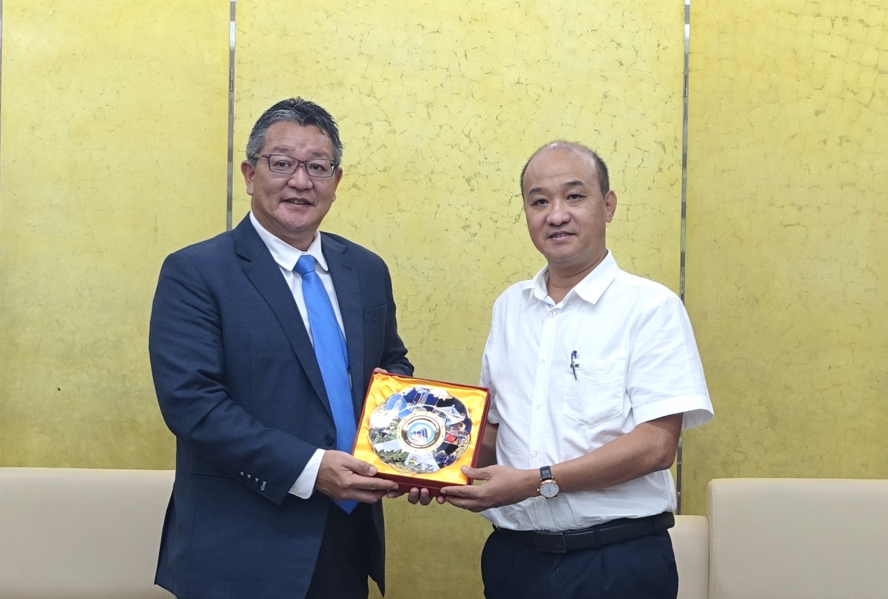 Vice Chairman of the Da Nang People's Committee Le Quang Nam (right) presenting a souvenir to Mr. Hidetoshi Suzuki, Chairman and General Director of Mitsubishi Coporation Vietnam Co., Ltd. Photo: HOANG HIEP