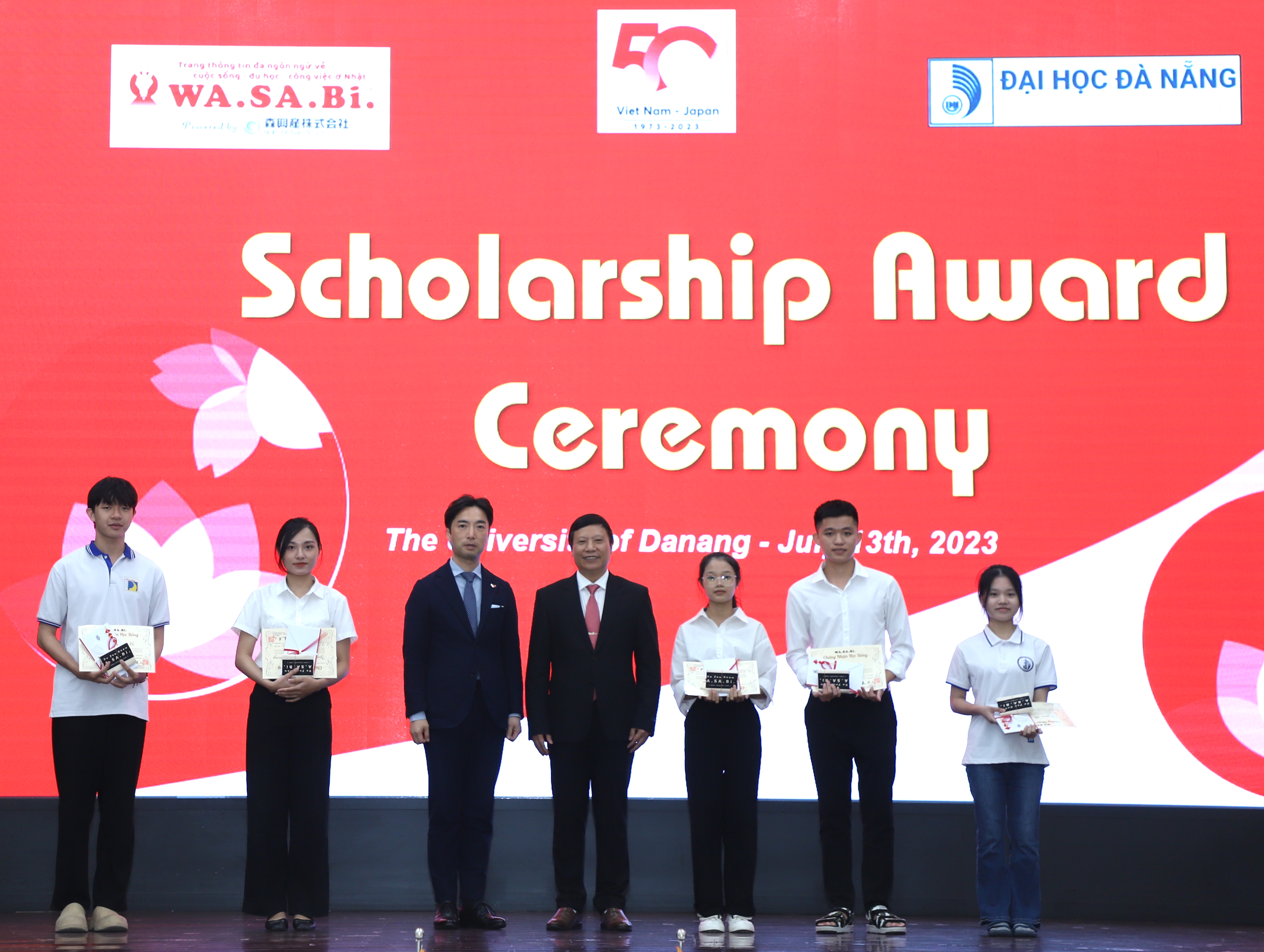 Japanese partners grant study encouragement scholarships to typical Da Nang students. Photo courtesy of the University of Da Nang