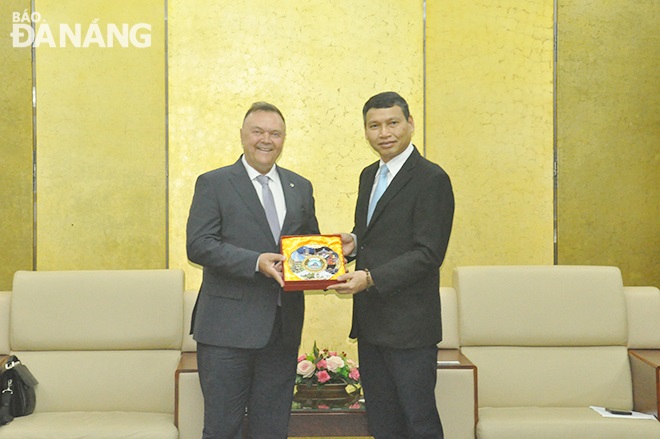 Da Nang People's Committee Vice Chairman Ho Ky Minh, on Thursday, warmly received President of the International Federation of Freight Forwarders Associations (FIATA) Ivan Petrov