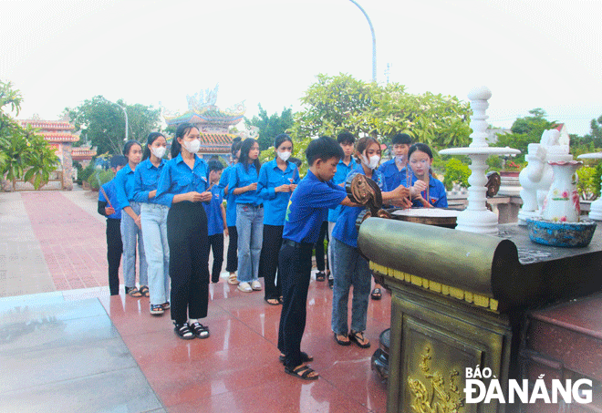 Youth union members and young people of Hoa Tien Commune, Hoa Vang District offering incense in tribute to heroic martyrs at the City’s Martyrs Cemetery located in Hoa Tien commune. Photo: XUAN DONG