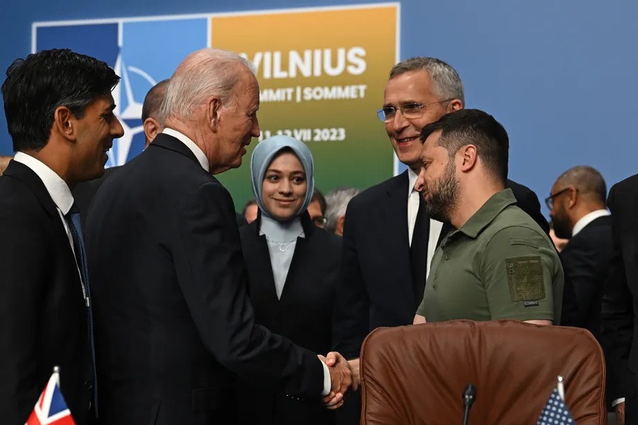 Tổng thống Ukraine Volodymyr Zelensky (bên phải) bắt tay Tổng thống Mỹ Joe Biden, cạnh đó là Thủ tướng Anh Rishi Sunak và Tổng thư ký NATO Jens Stoltenberg ngày 12-7 tại hội nghị thượng đỉnh NATO ở Vilnius (Lithuania). Ảnh: Getty Images