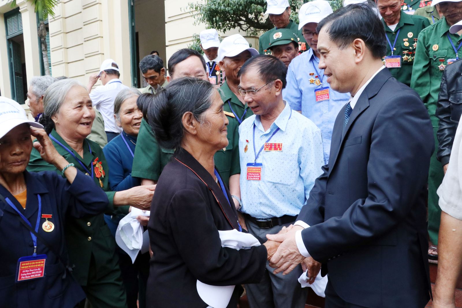 Thứ trưởng Bộ LĐTBXH Nguyễn Bá Hoan tiếp đoàn người có công tỉnh Kon Tum.