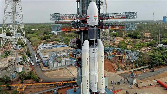 Tên lửa đẩy GSLV III Mark 1 mang theo tàu thăm dò Mặt trăng Chandrayaan-2 của Ấn Độ được đặt vào bệ phóng tại Trung tâm vũ trụ Satish Dhawan ở bang Andhra Pradesh. Ảnh tư liệu: Gadgets/TTXVN