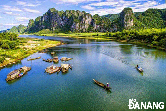 Sông Gianh đi vào lịch sử dân tộc và chứa đựng trong mình bao sự tích, huyền thoại. Ảnh: T.Đ