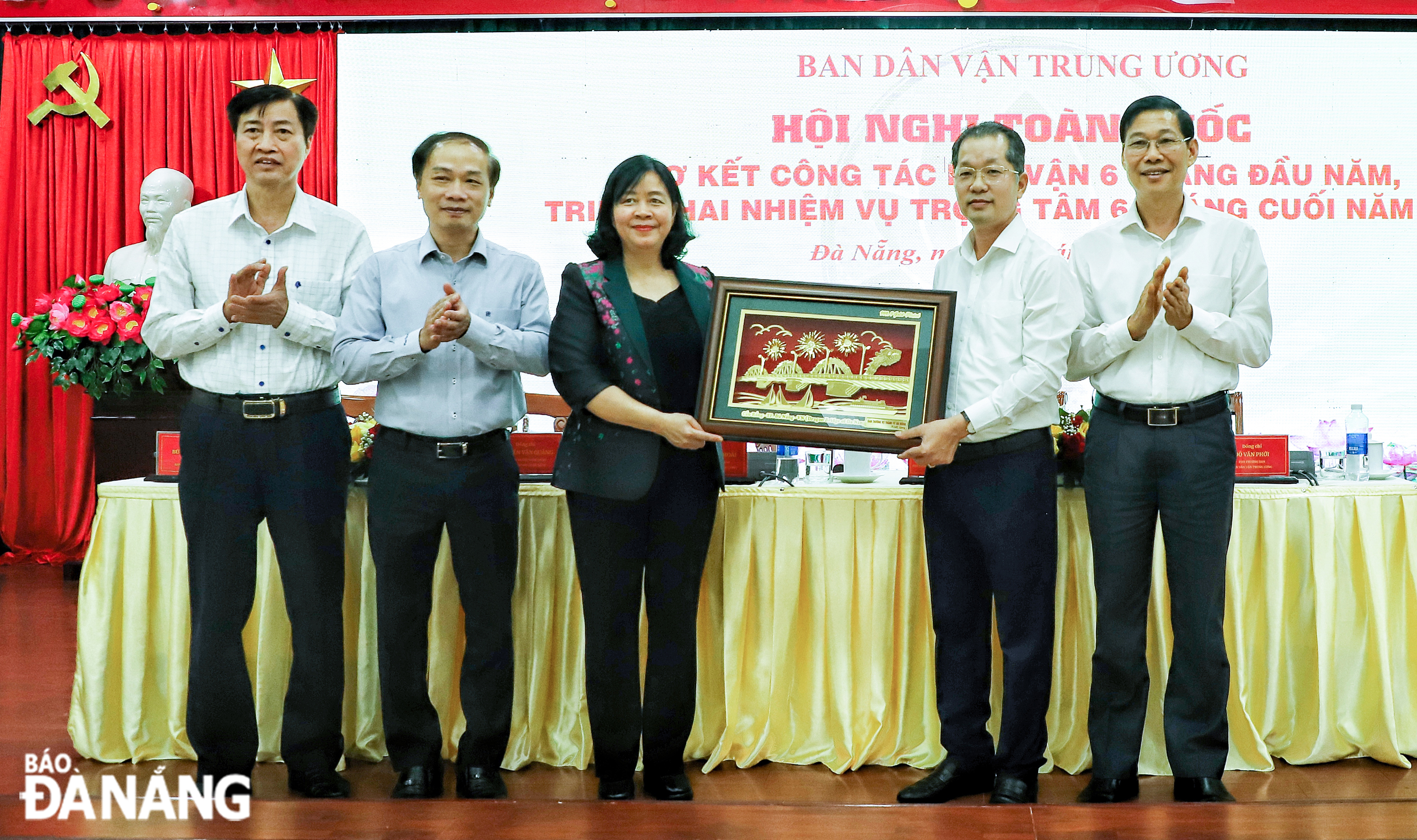 Bí thư Thành ủy Nguyễn Văn Quảng (thứ 2, bên phải qua) tặng quà lưu niệm cho lãnh đạo Ban Dân vận Trung ương. Ảnh: NGỌC PHÚ