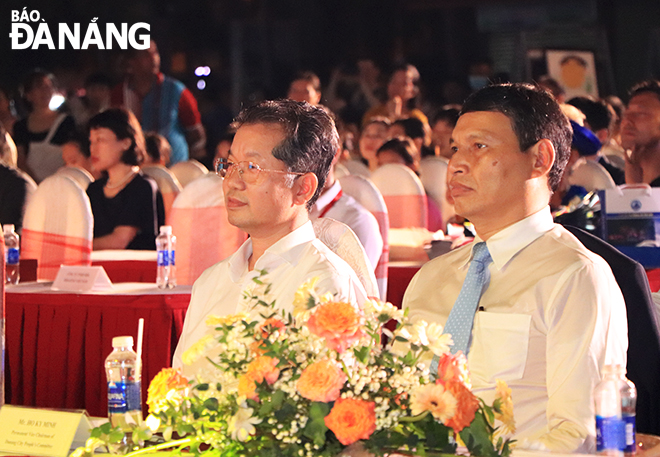 Da Nang Party Committee Secretary Nguyen Van Quang (left) and People's Committee Vice Chairman Ho Ky Minh attend the opening ceremony of the Viet Nam - Japan Festival in 2023, July, 13, 2023. Photo: X.D