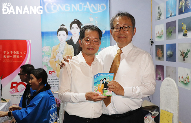 Party Committee Secretary Nguyen Van Quang (left) visits booths and poses for souvenir photos with Japanese Ambassador to Viet Nam Yamada Takio at the Viet Nam - Japan Festival in 2023, July, 13, 2023. Photo: X.D.