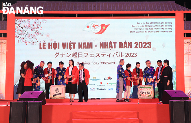 Delegates performed a traditional Japanese Sake Barrel-Breaking Ceremony at the opening ceremony of the Viet Nam - Japan Festival in 2023, July, 13, 2023. Photo: X.D