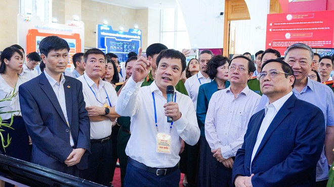 Ông Nguyễn Văn Khoa - Tổng Giám đốc FPT trình bày đề xuất chiến lược dữ liệu số địa phương với Thủ tướng Phạm Minh Chính và lãnh đạo bộ, ngành tại gian hàng triển lãm của FPT. 