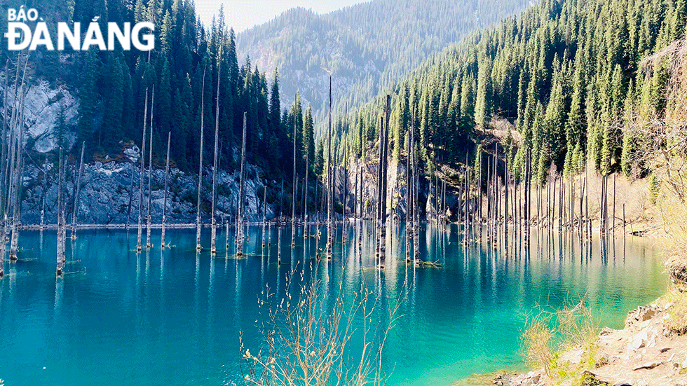 Hồ nằm sâu trong rừng trên dãy núi Tian Shan, cách thành phố Almaty của Kazakhstan khoảng 130km.	