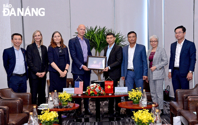 Da Nang People's Committee Ho Ky Minh (4th from the right) hosts a reception for the delegation of the United States Agency for International Development (USAID) on June 21, 2023. Photo: K.H